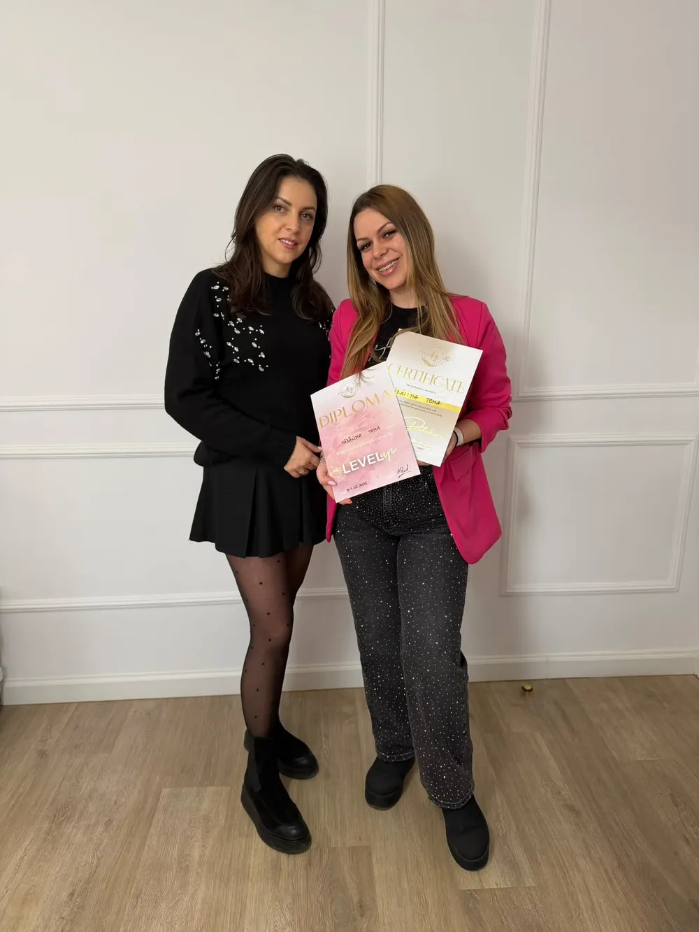 Alexandra cu o cursantă, cu diploma Level Up