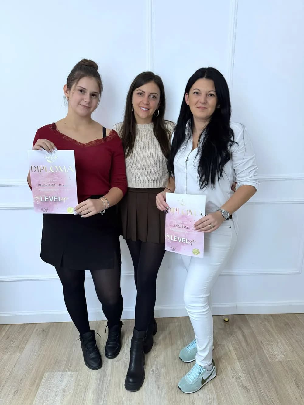 Alexandra cu două cursante, cu diplomele Level Up