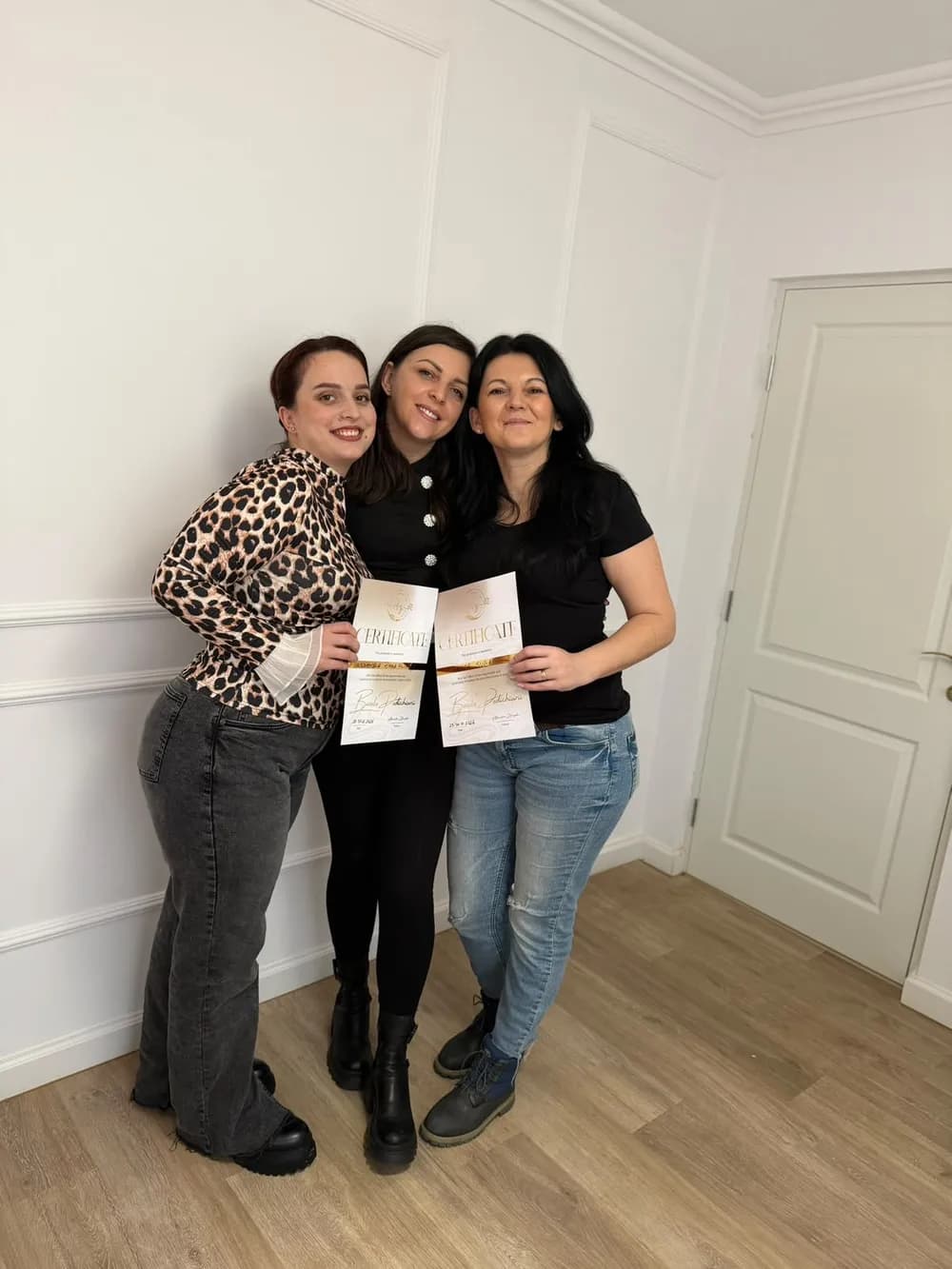 Alexandra cu două cursante, cu diplomele