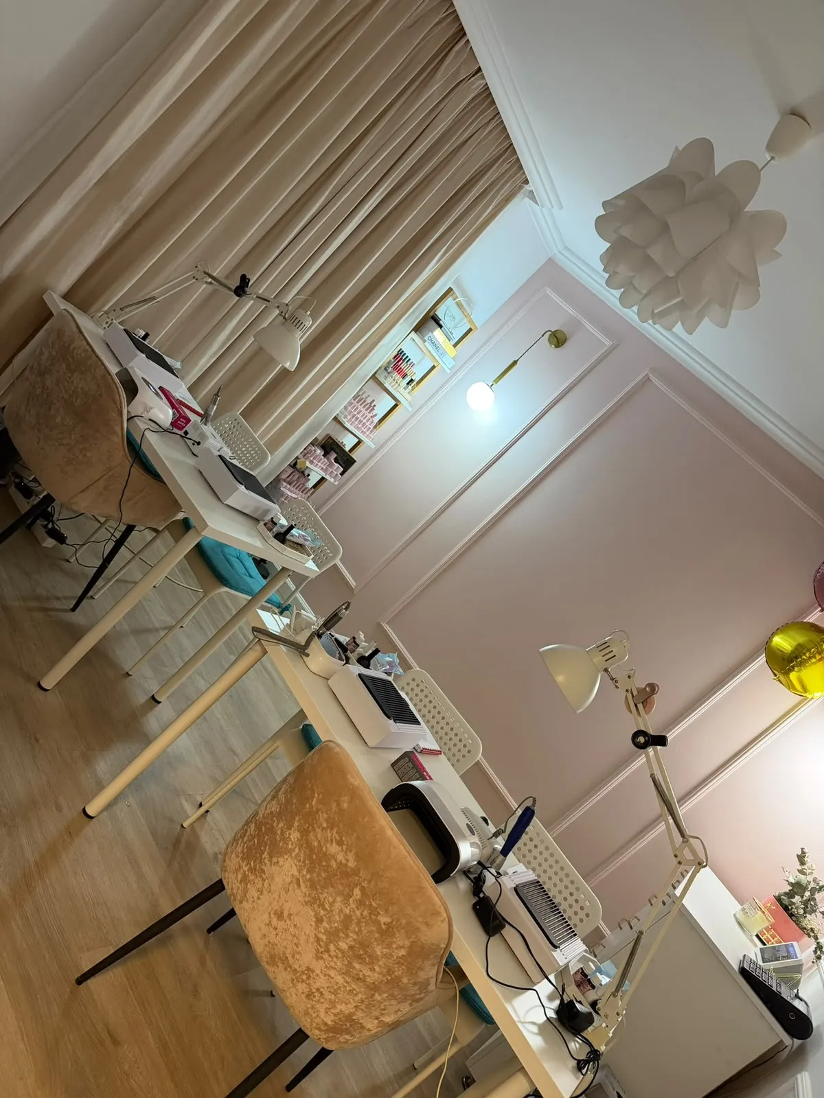 Sala de curs, cu mesele de lucru