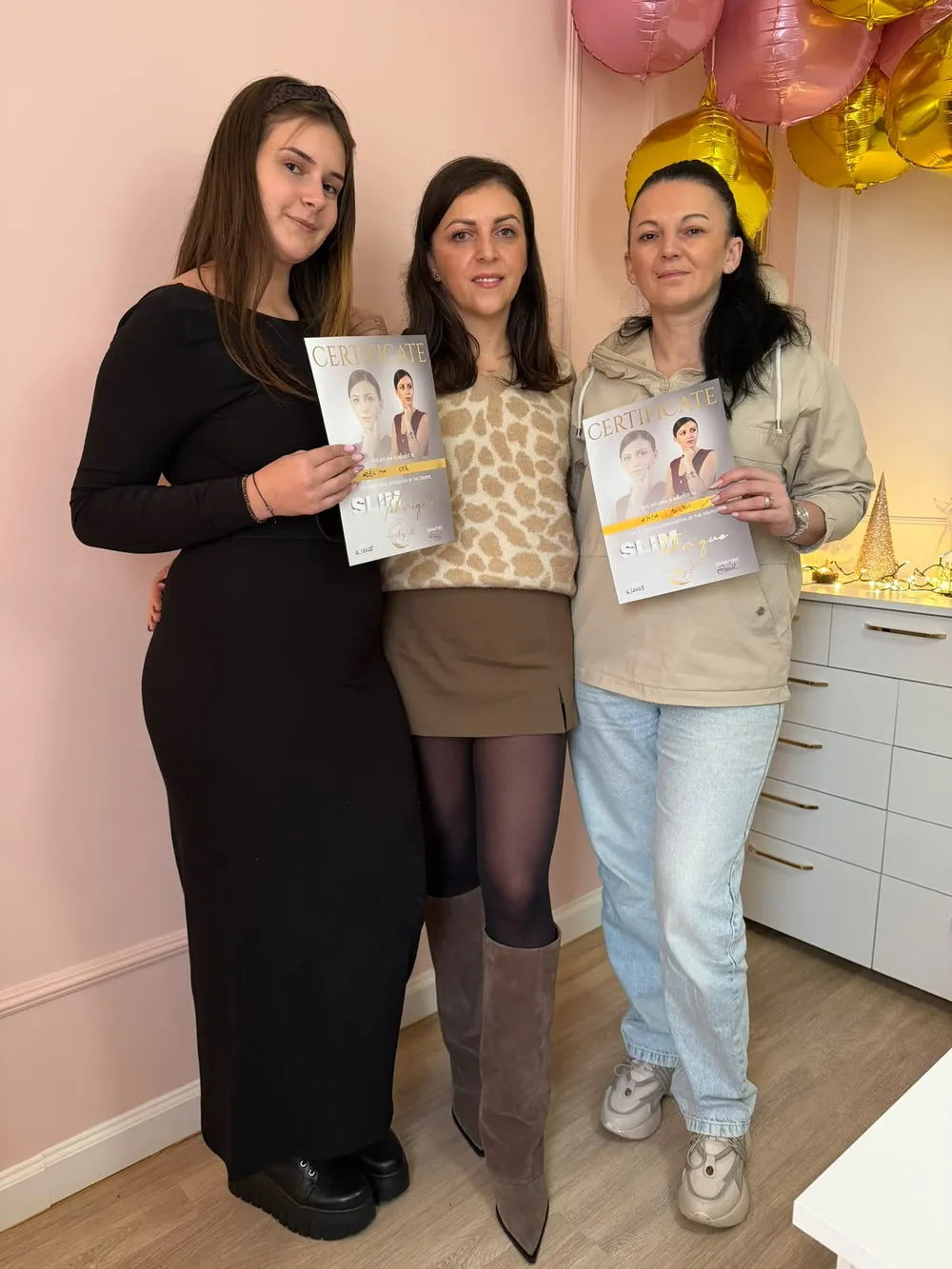 Alexandra cu două cursante, cu diplomele