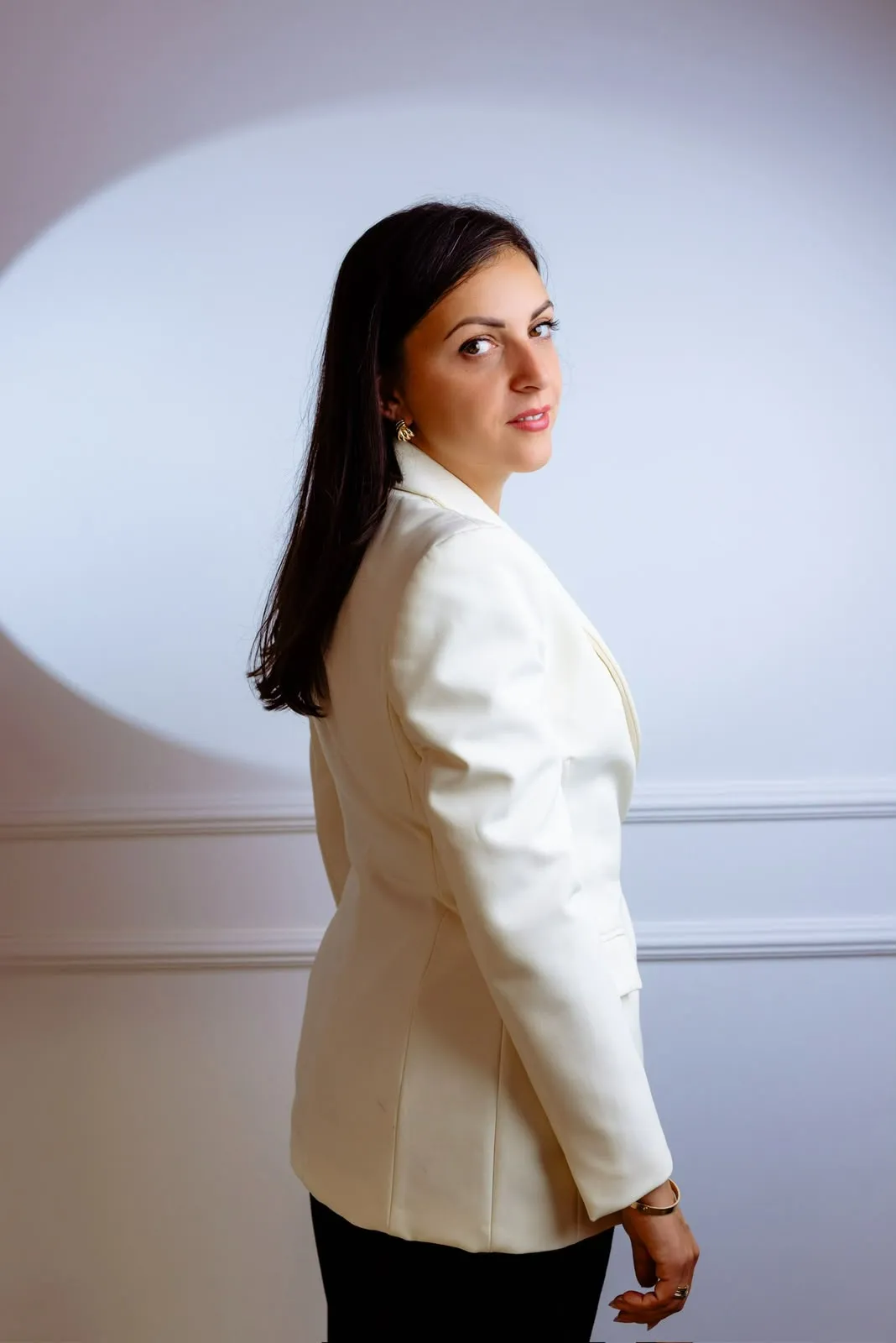 Alexandra Zelinschi privind peste umăr