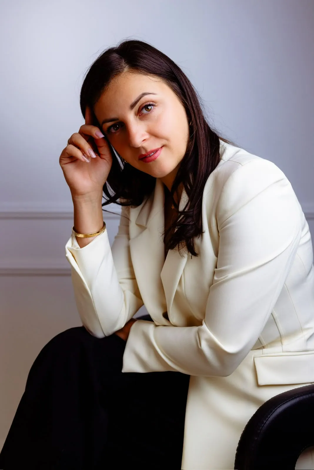 Alexandra Zelinschi zâmbind