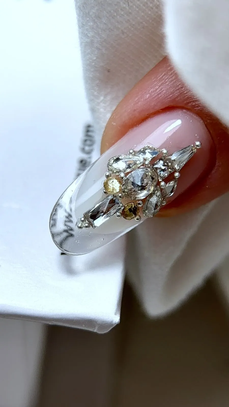Tips transparent cu pietre