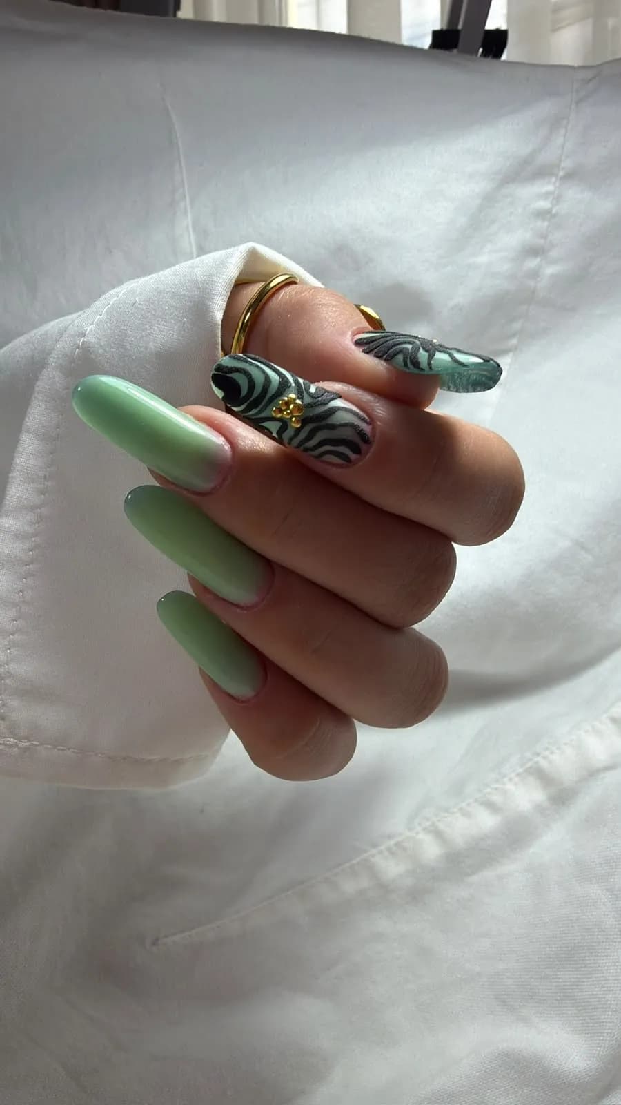 Verde pastel cu model în spirală