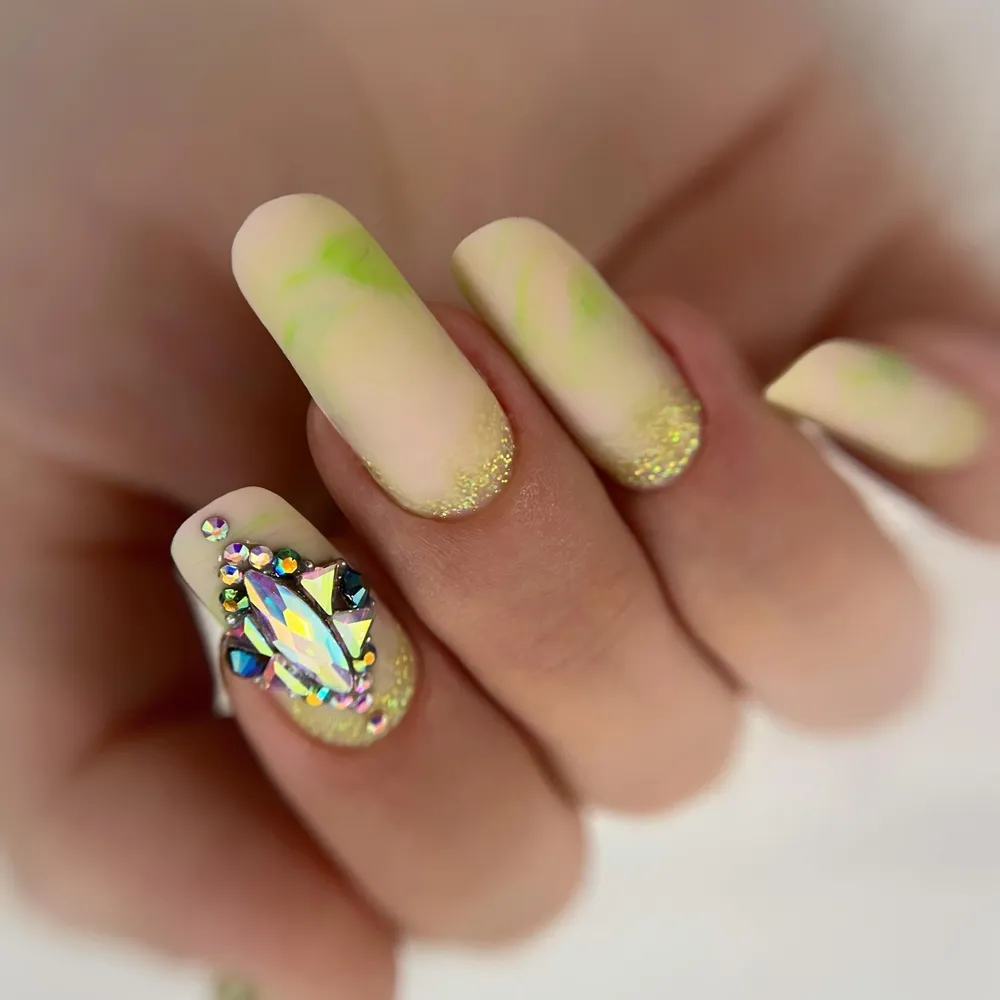 Galben pastel marmorat cu pietre