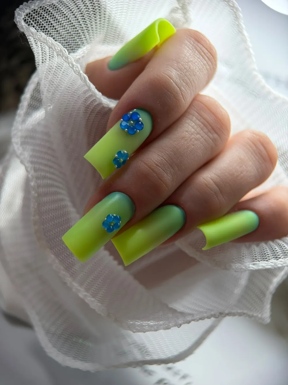 Verde neon cu flori aplicate, formă pătrată